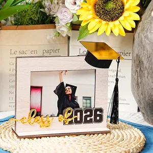 Primo piano dettagliato della cornice portafoto in legno di laurea con decoro 2026.
