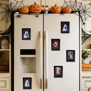 Détail de cadre photo magnétique fantôme 3D d'Halloween avec chat noir et décoration effrayante.