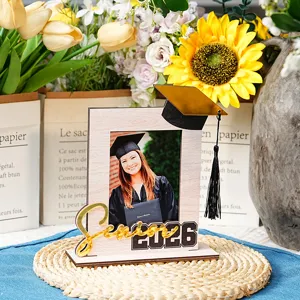 Cornice per foto di laurea in legno 2026 con design a cappello per ricordi davvero indimenticabili.