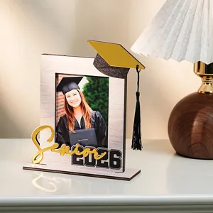 Cornice portafoto di laurea in legno con design 2026 e decorazione a cappello da laurea.