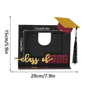 Cornice portafoto in legno di laurea 2026 decorazione da tavola con cappello e nappa nera.