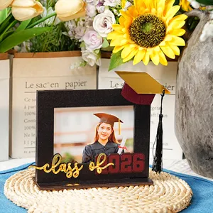 Cornice portafoto laurea in legno da tavolo con decorazione 3D classe 2026 e berretto per scrivania.