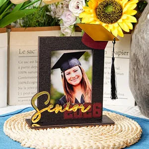 Cornice portafoto da tavolo in legno per laurea 2026 con scritta senior e nappina.