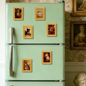 Nahaufnahme von lustigen Retro-Hunde-Fotorahmen-Kühlschrankmagneten auf grünem Kühlschrank.