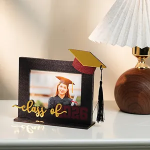Cornice per foto di laurea in legno per classe 2026 decorazione da tavolo dettaglio.