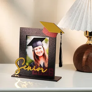 Cornice per foto di laurea 2026 con cappello dettaglio decorativo per decorazione da scrivania.