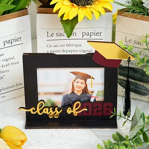 Cornice portafoto di laurea in legno decorazione da scrivania, ricordo classe 2026 dettaglio.