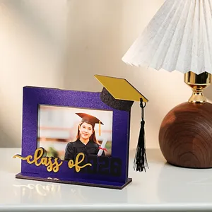 Cornice portafoto in legno per laurea 2026, design glitter viola con cappello accademico.