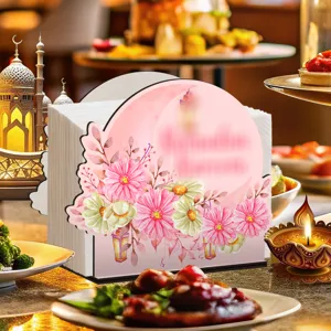 Gedetailleerd overzicht van de houten servettenhouder met Ramadan thema en maan.