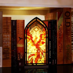 Inserto fermalibri fenice in vetrate colorate, decorazione libreria gotica luminosa.