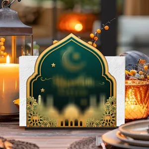 Houten Ramadan servettenhouder detail met moskee silhouet en maan voor tafeldecoratie.