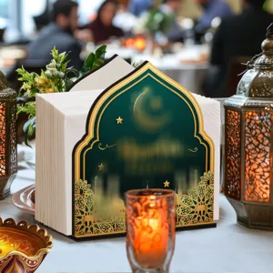 Gedetailleerd overzicht van houten Ramadan servettenhouder met elegant groen-goud design.