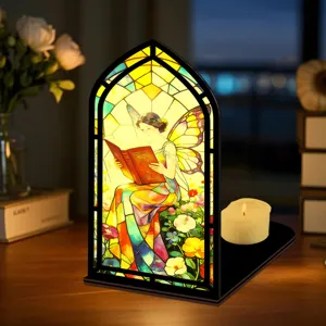 Vista dettagliata dell'inserto per libreria in vetro colorato con fata fantastica in stile gotico.