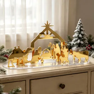 Détail de la crèche de Noël en acrylique dorée, décoration de centre de table.