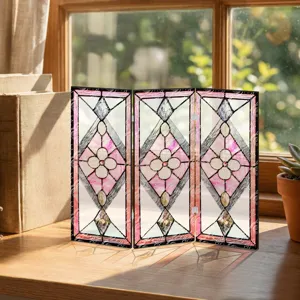 Détail de mini paravent pliant en acrylique translucide, motif floral bégonia rose, déco de table.