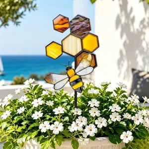 Gros plan d'un piquet de jardin abeille et alvéole en verre teinté pour pot de fleurs déco