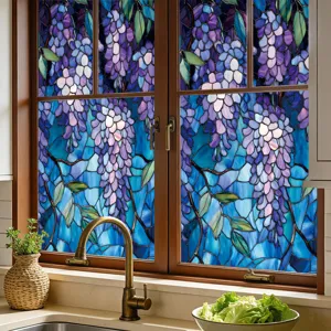Raamfolie van glas in lood met paarse blauweregen bloemen, statische decoratieve sticker.
