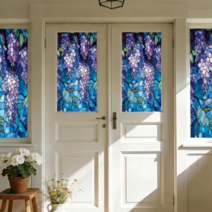 Decoratieve raamfolie van glas-in-lood-stijl met een prachtig paars blauwregen bloemenmotief.