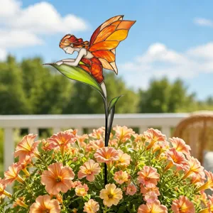 Vue détaillée de la tuteur de jardin fée colorée dans un pot, magnifique déco.