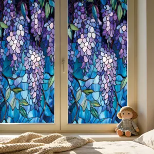 Prachtige raamfolie met elegante paarse blauweregenbloemen voor stijlvolle huisdecoratie.