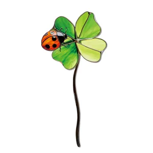 Détail de piquet de jardin trèfle à quatre feuilles en verre teinté, coccinelle colorée.