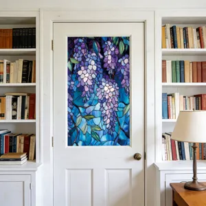 Detail van de prachtige Wisteria glas-in-lood raamfolie voor stijlvolle interieurdecoratie.