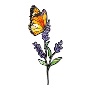 Détail de piquet de jardin en métal coloré papillon et lavande, décorations florales.