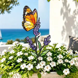Gros plan d'un piquet de jardin en métal papillon coloré et lavande dans un pot blanc.