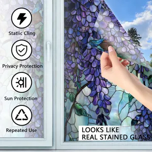 Decoratieve statische raamfolie met paars bloemig glas-in-lood ontwerp voor privacy.