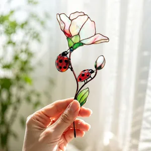 Piquet de jardin en métal avec un design de fleur colorée et coccinelle pour décoration.