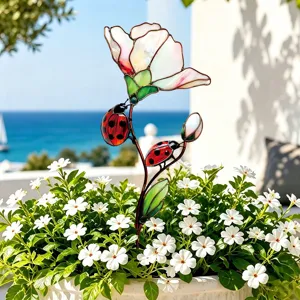 Détail de piquet de jardin fleur coccinelle en vitrail, ornement déco de pot de plante métal