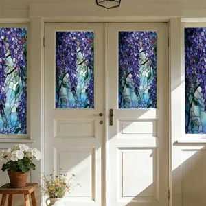 Decoratieve raamfolie met paars blauwe regen glas-in-lood patroon voor thuisgebruik.