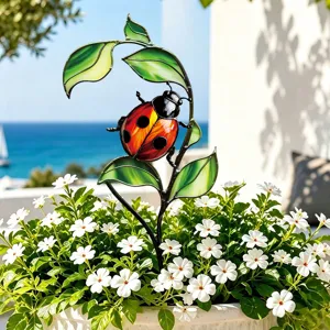 Piquet de jardin coccinelle en métal, vue détaillée, décor coloré pour plantes en pot et terrasse.