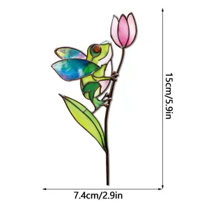 Détail du piquet de jardin grenouille et tulipe en vitrail, couleurs vives, déco en métal.