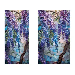 Gedetailleerd uitzicht op glas-in-lood raamsticker met prachtig paars blauweregen bloemendesign.