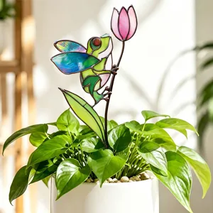 Vue detaillee d'un piquet de plante de jardin en verre colore grenouille et tulipe pour decor.