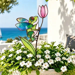 Piquet de jardin grenouille en verre teinté avec tulipe rose, déco pot de plante en métal coloré.