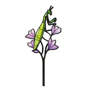 Piquet de jardin en metal colore avec mante religieuse sur fleurs mauves pour deco.