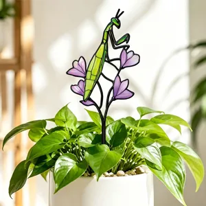 Vue détaillée du tuteur de plante mante en métal avec fleurs violettes pour décor de pot.