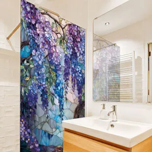 Detail van raamfolie met gebrandschilderd glas blauweregen en paars bloemig privacy-ontwerp.