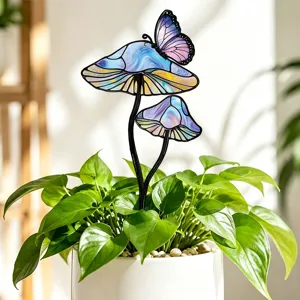 Détail piquet de plante champignon papillon verre teinté, charmant décor de jardin en métal coloré.