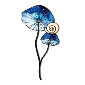 Vue détaillée du piquet de jardin en métal champignon et escargot bleu, décoration exquise.
