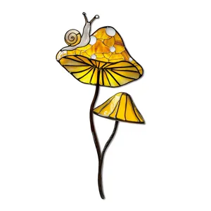 Piquet de jardin champignon en vitrail coloré avec joli escargot, déco de pot de fleur en métal.