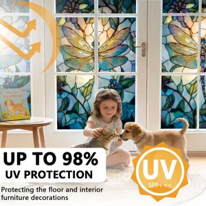 Gedetailleerd overzicht van glas-in-lood libellen raamfolie in interieurscène met UV-bescherming.