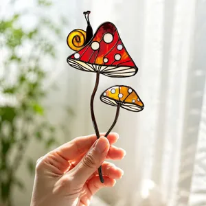 Piquet de jardin champignon et escargot en verre coloré pour la décoration de plantes.