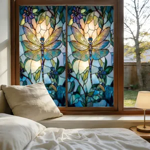 Decoratieve raamfolie met glas-in-lood libellenpatroon voor interieurdecoratie thuis.
