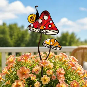 Détail de tuteur de plante champignon en métal coloré avec joli escargot.