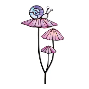 Piquet de jardin en métal avec champignons roses colorés et joli escargot pour la décoration.