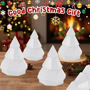 Witte geometrische 3D-geprinte kerstboom, feestelijke LED-tafeldecoratie ornament.