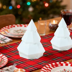 Witte geometrische 3D-geprinte kerstboom ornament, feestelijke LED tafeldecoratie.